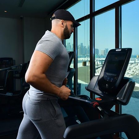 Mina Hotel And Residences By The Torch Doha Exterior foto A man exercising on a treadmill