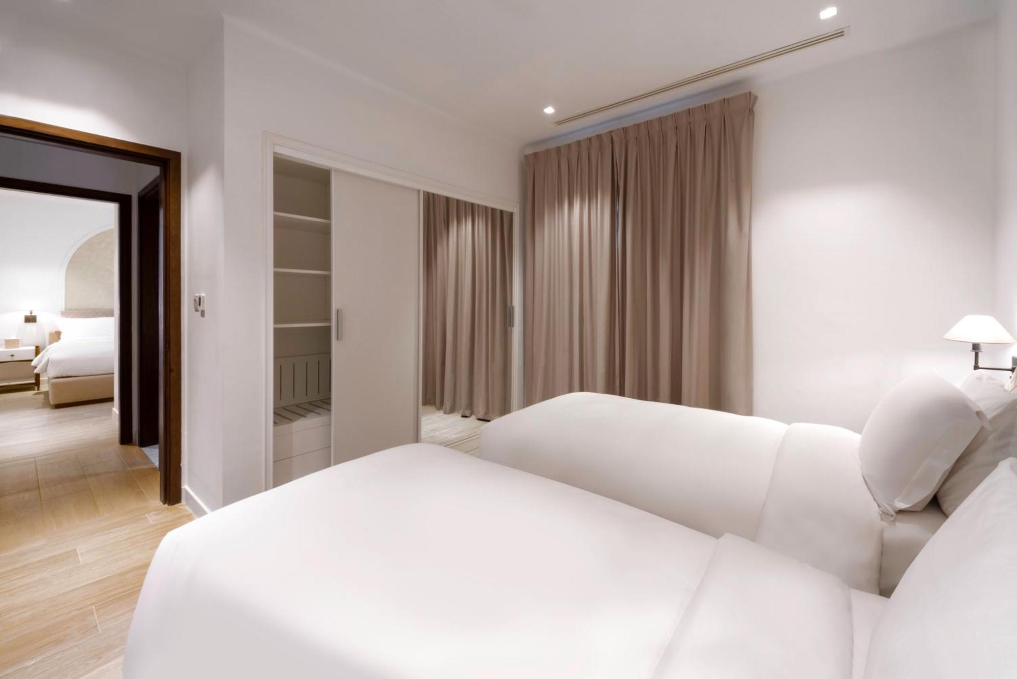 Mina Hotel And Residences By The Torch Doha Exterior foto A bedroom at the hotel
