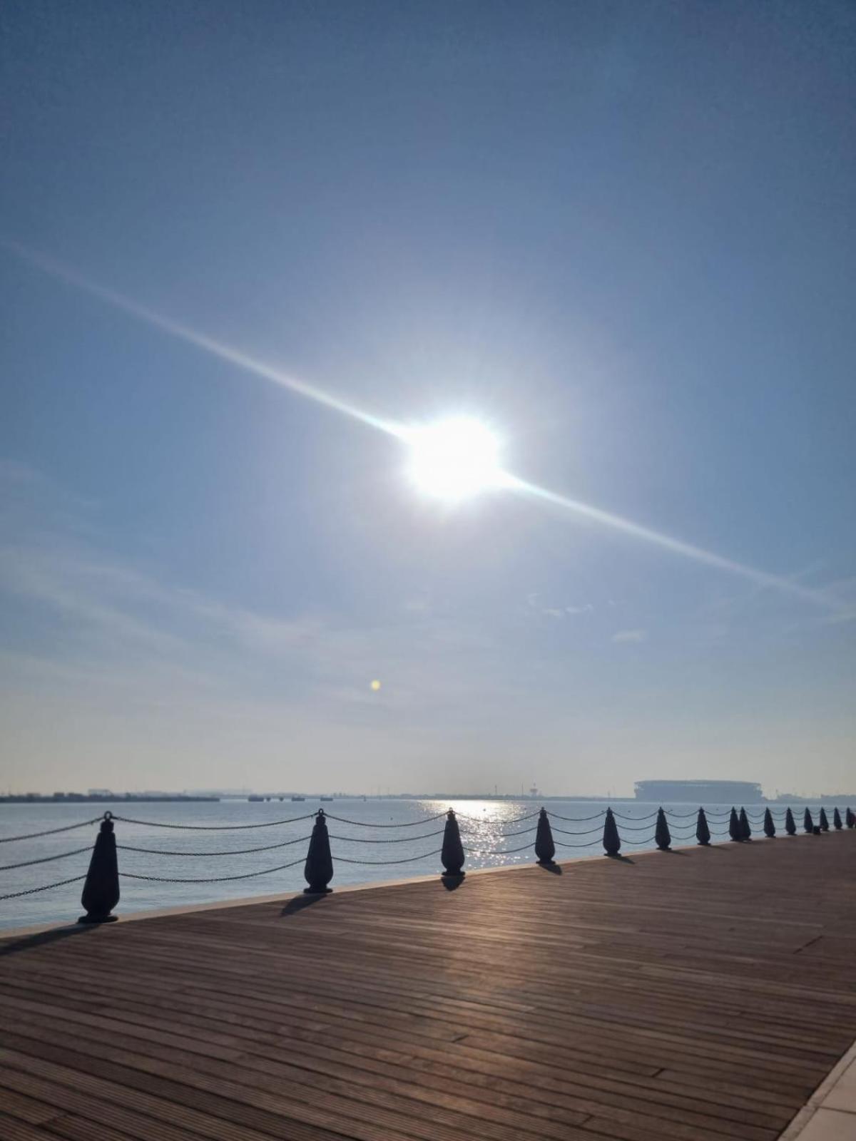 Mina Hotel And Residences By The Torch Doha Exterior foto The sun at noon