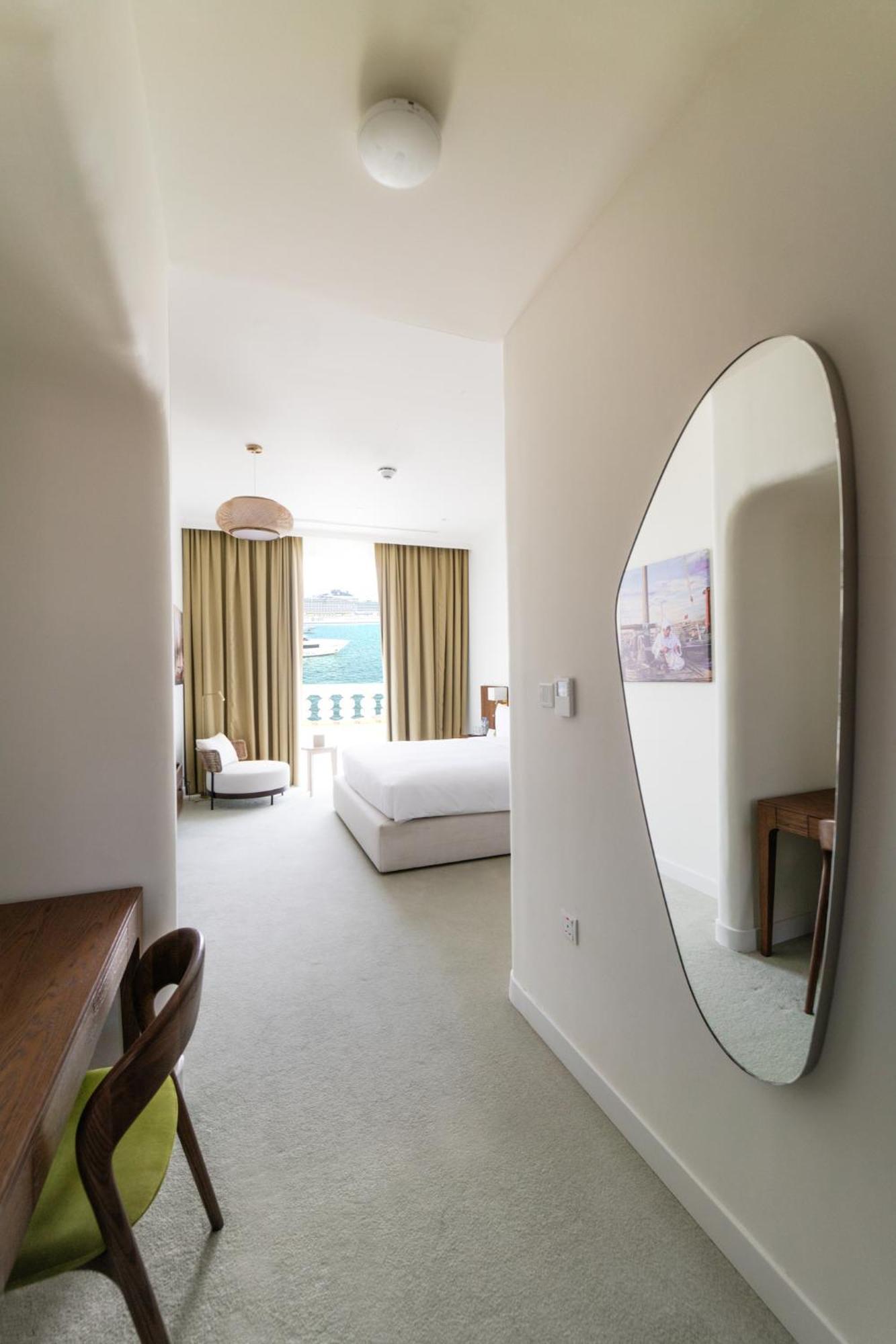 Mina Hotel And Residences By The Torch Doha Exterior foto A bedroom at the hotel